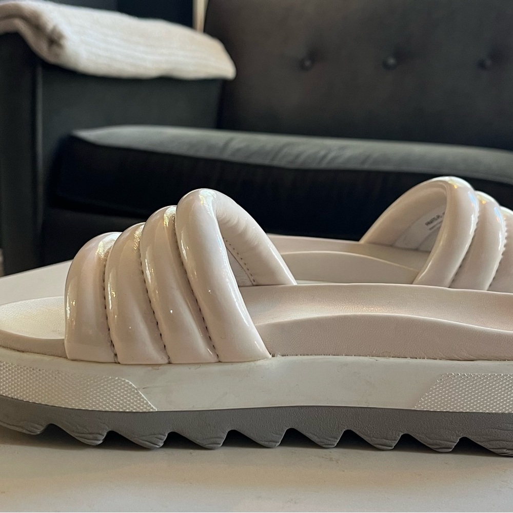 Cougar Women's Off-White Slide Sandals size 7 / brand new condition - Picture 2 of 4